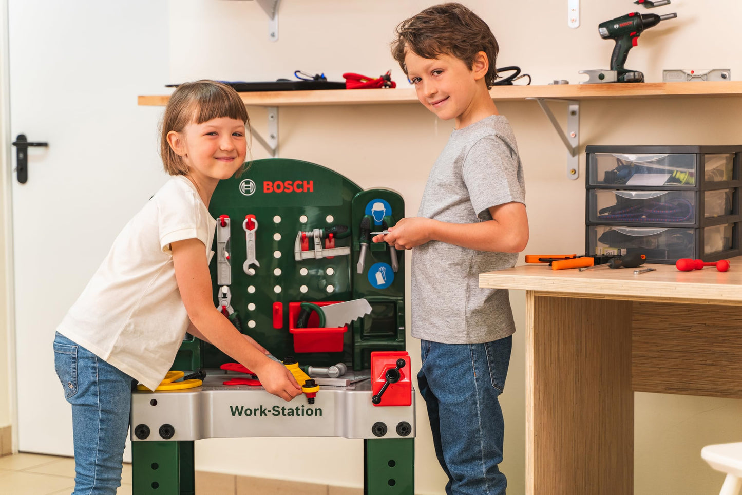 Theo Klein 8580 Bosch Work-Station | 44-teilig | Werkbank inkl. Arbeitssplatte mit Lernfunktion | Maße: 61 cm x 44,5 cm x 101 cm | Spielzeug für Kinder ab 3 Jahren