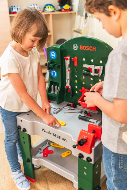 Theo Klein 8580 Bosch Work-Station | 44-teilig | Werkbank inkl. Arbeitssplatte mit Lernfunktion | Maße: 61 cm x 44,5 cm x 101 cm | Spielzeug für Kinder ab 3 Jahren