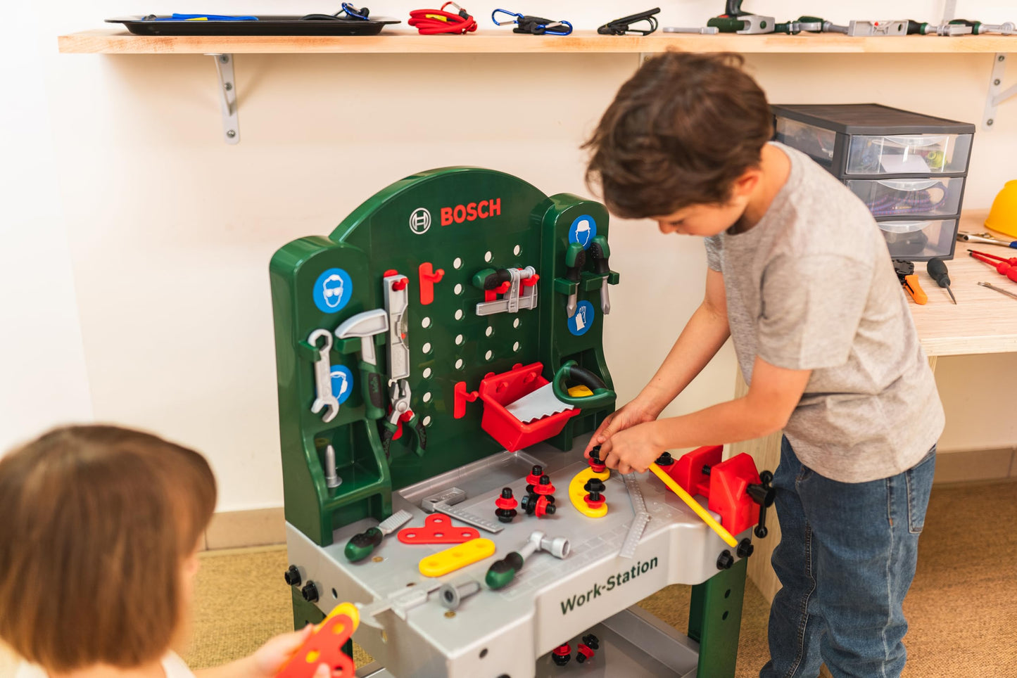 Theo Klein 8580 Bosch Work-Station | 44-teilig | Werkbank inkl. Arbeitssplatte mit Lernfunktion | Maße: 61 cm x 44,5 cm x 101 cm | Spielzeug für Kinder ab 3 Jahren